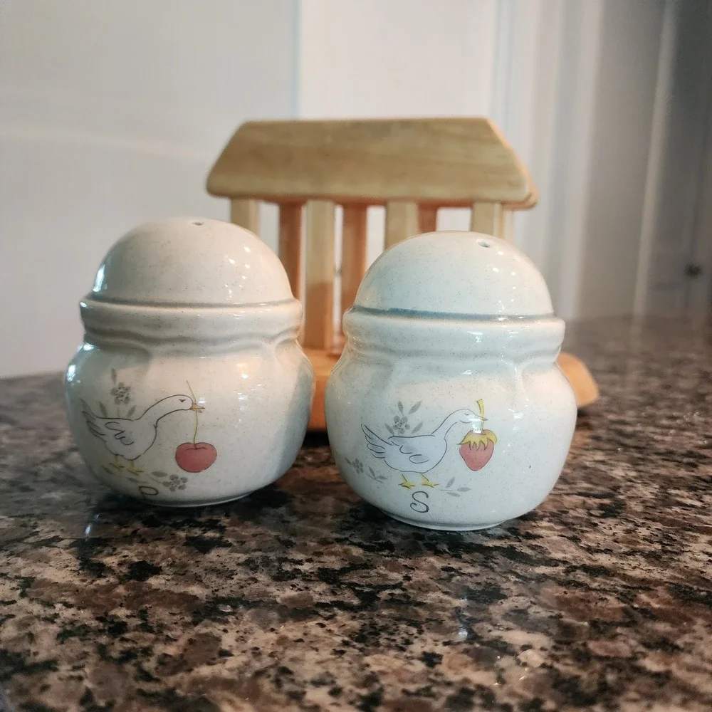 Vintage International China Marmalade Goose Salt Pepper Shaker Napkin Holder Set